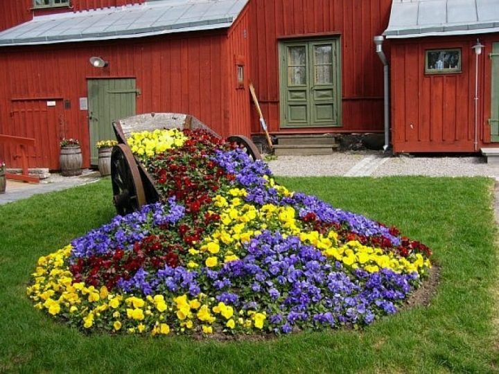 Цветник на газоне