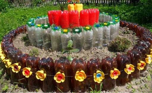 Цветочная клумба из пластиковых бутылок цветок