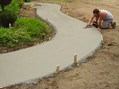 Заливка бетонной дорожки в саду