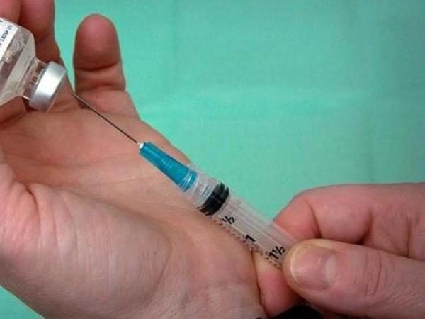 Шприц и вакцина от вируса Марека